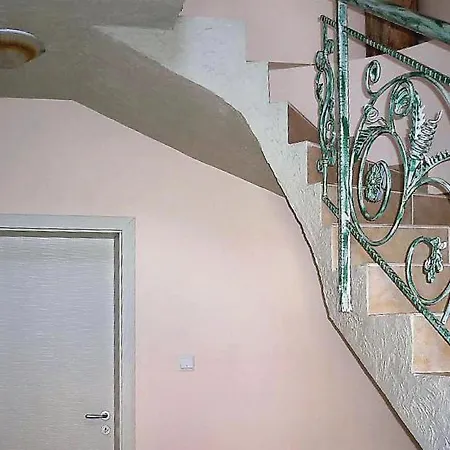 Three-bedroom Holiday In Village